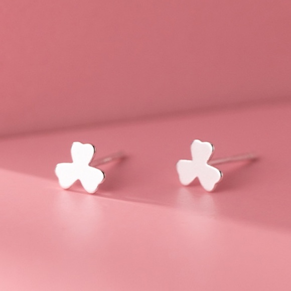 NWT Sterling Silver Clover Earrings Classic Minimal Lucky Clover Charms Earrings - Picture 5 of 5